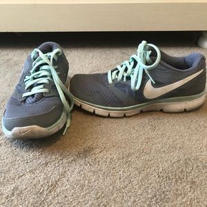 Women’s Nike’s Size 7